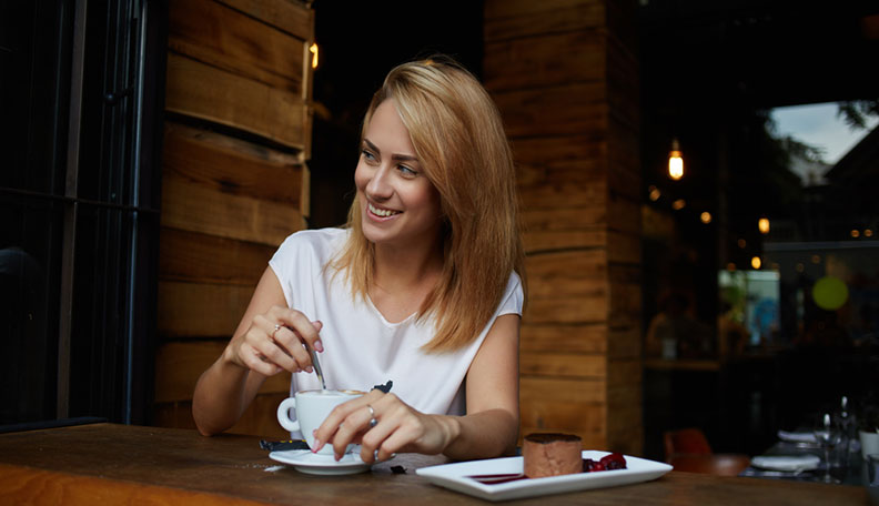 15 signos sutiles que le gustas a un compañero de trabajo y que estás profundamente enamorado de ti